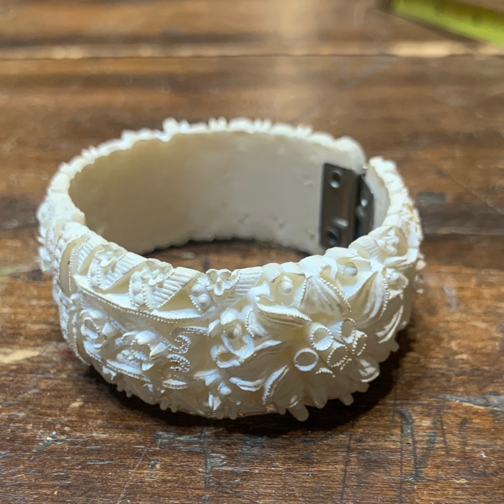 40’s 50’s WHITE MOLDED RESIN CELLULOID CLAMPER HINGED BRACELET